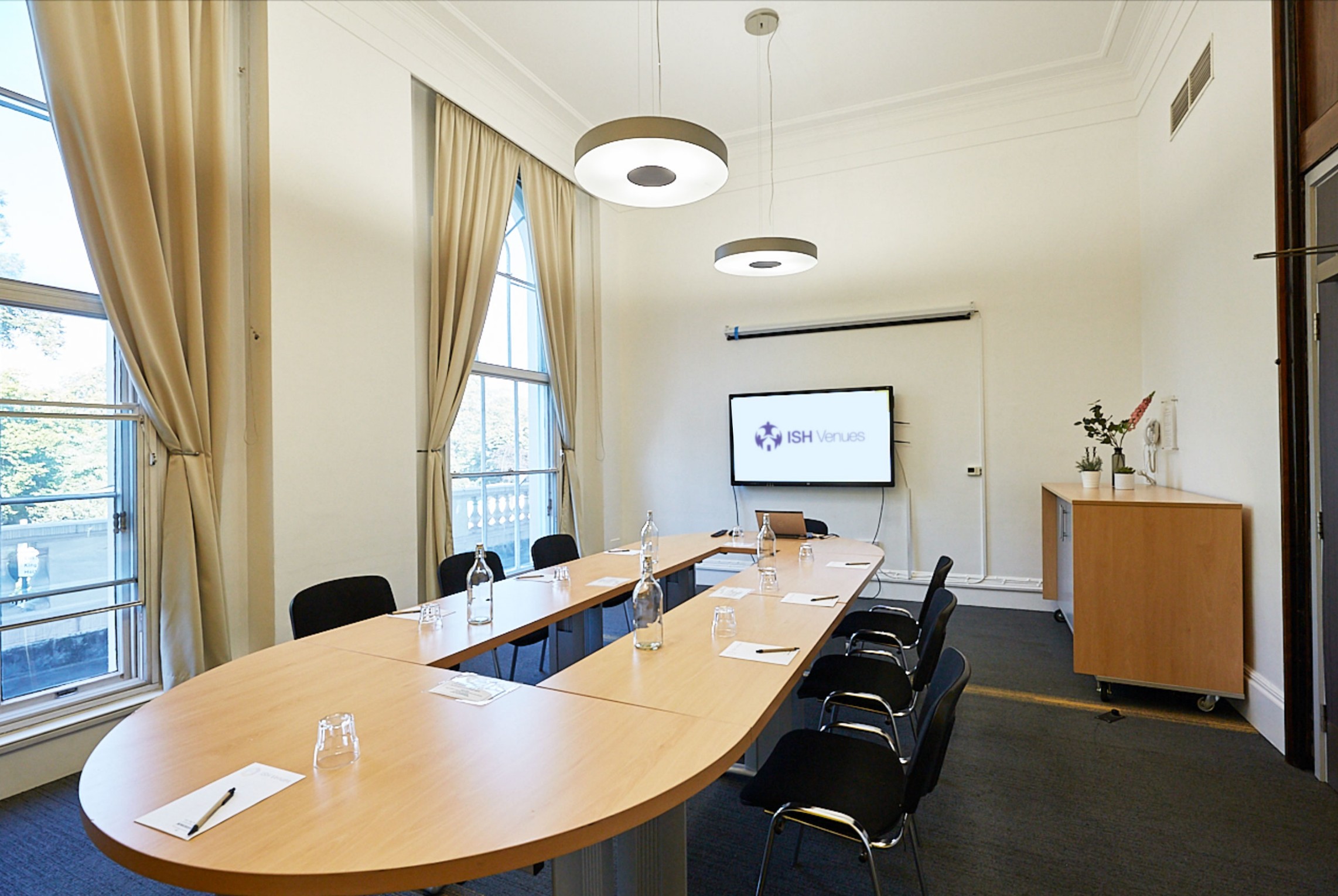 Modern Central London conference space equipped with advanced AV tech and presentation screen, bookable on Conveenie