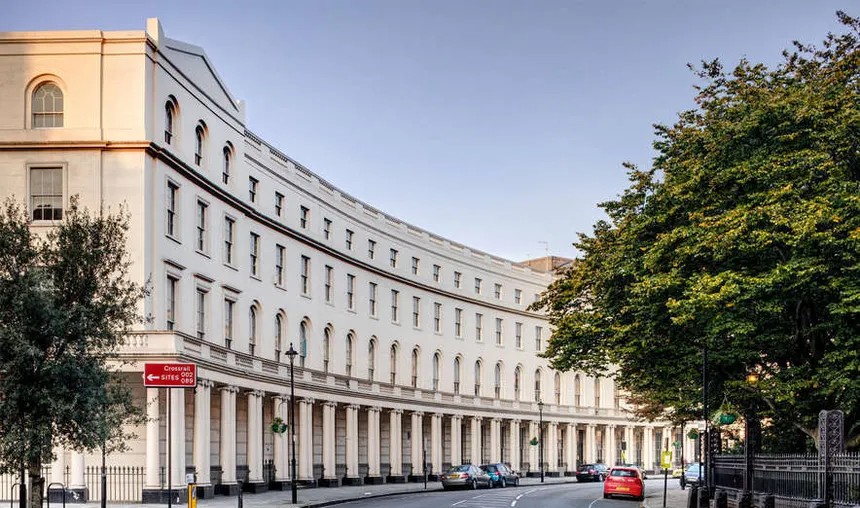 Intimate 40-capacity breakout space in Central London equipped with Plug and Play speakers, bookable on Conveenie.