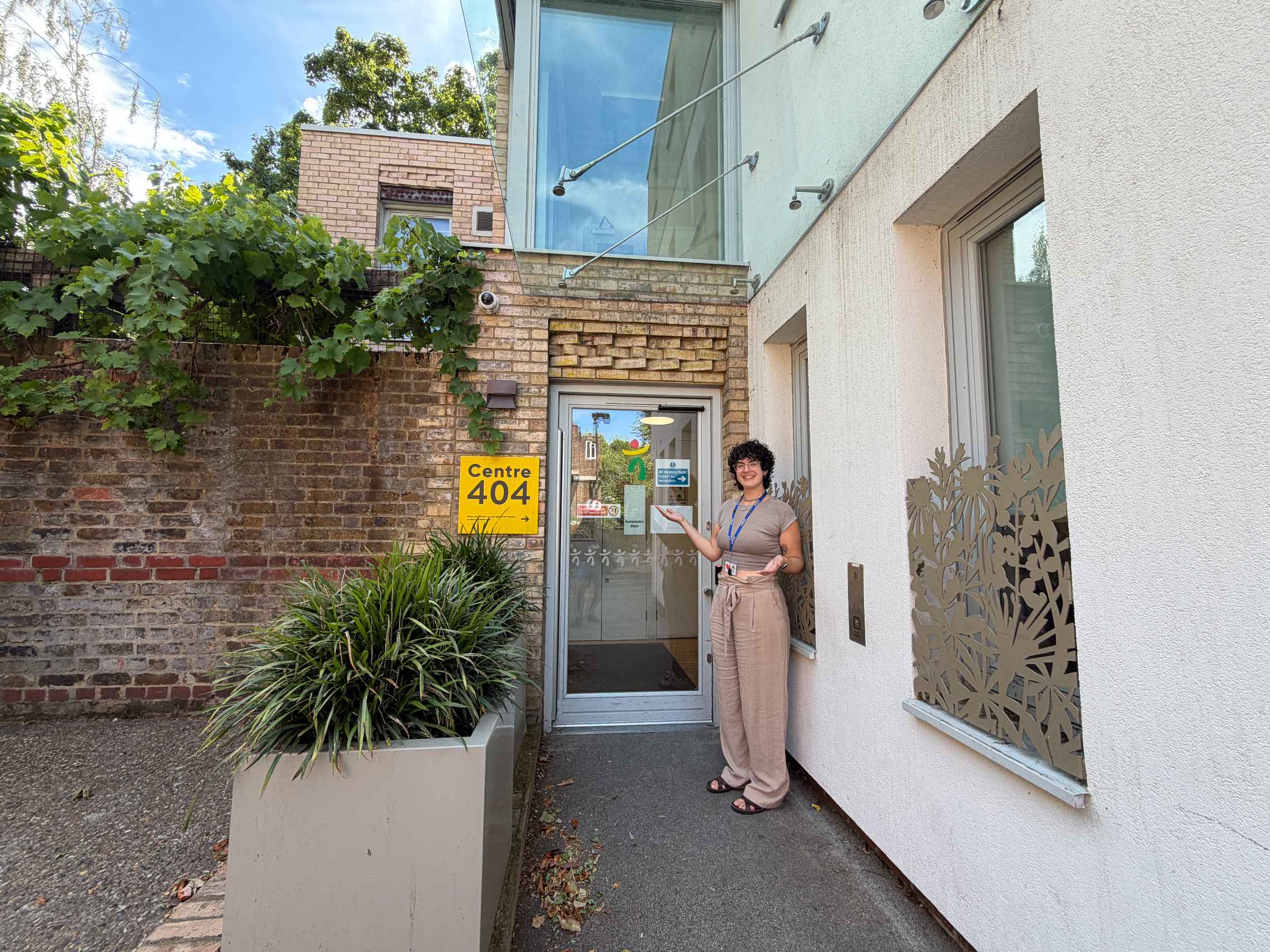Exterior entrance to Centre 404 at 404 Camden Road, London N7 0SJ