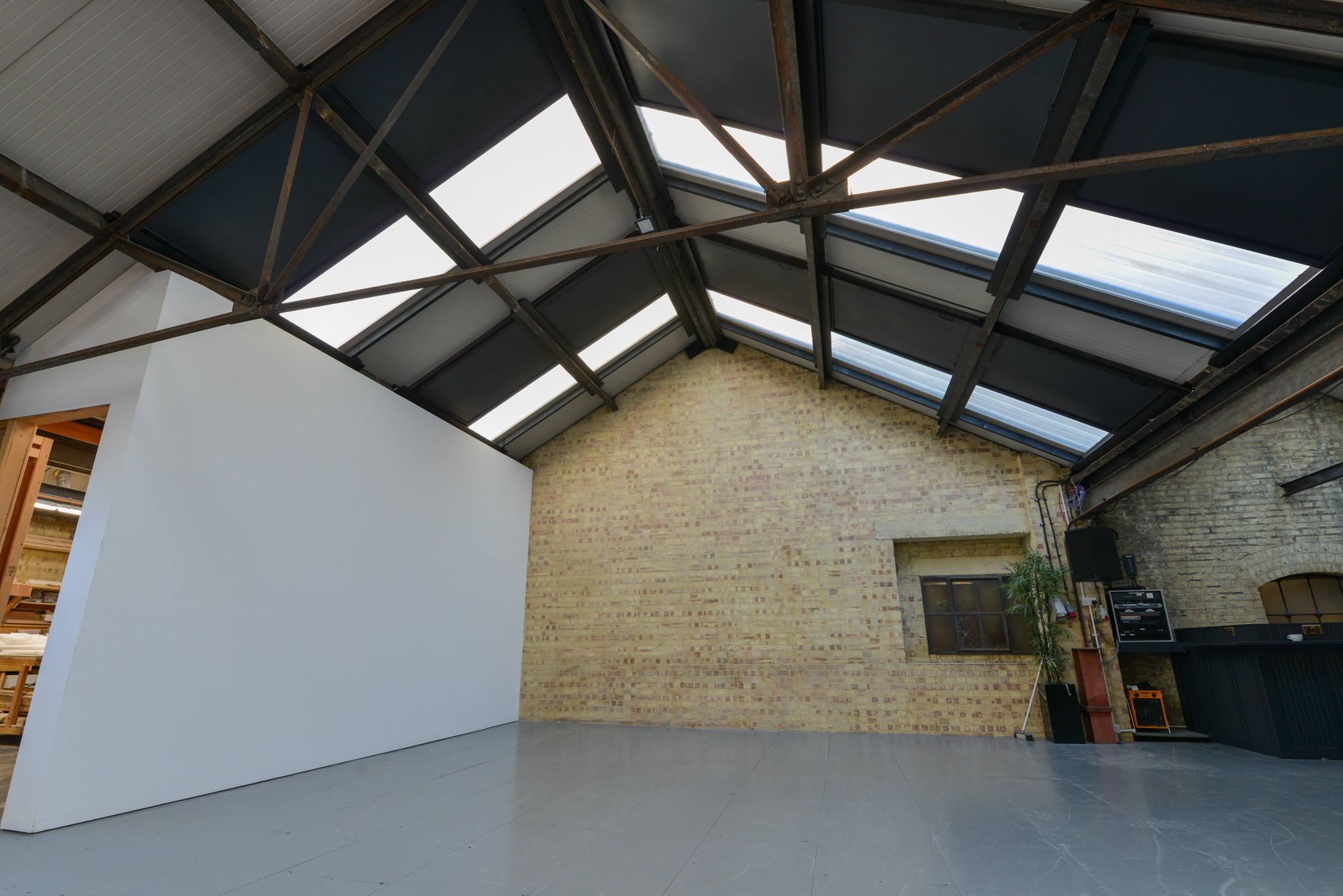 Wide view of the projector wall in Rocketvan Studio, perfect for film screenings, meetings or creative events