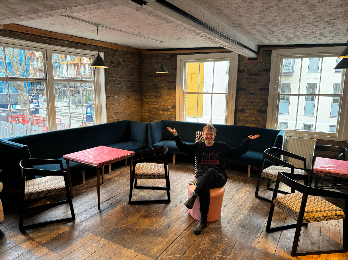 Inside view of the private upstairs space listed on Conveenie, perfect for meetings, workshops, or gatherings