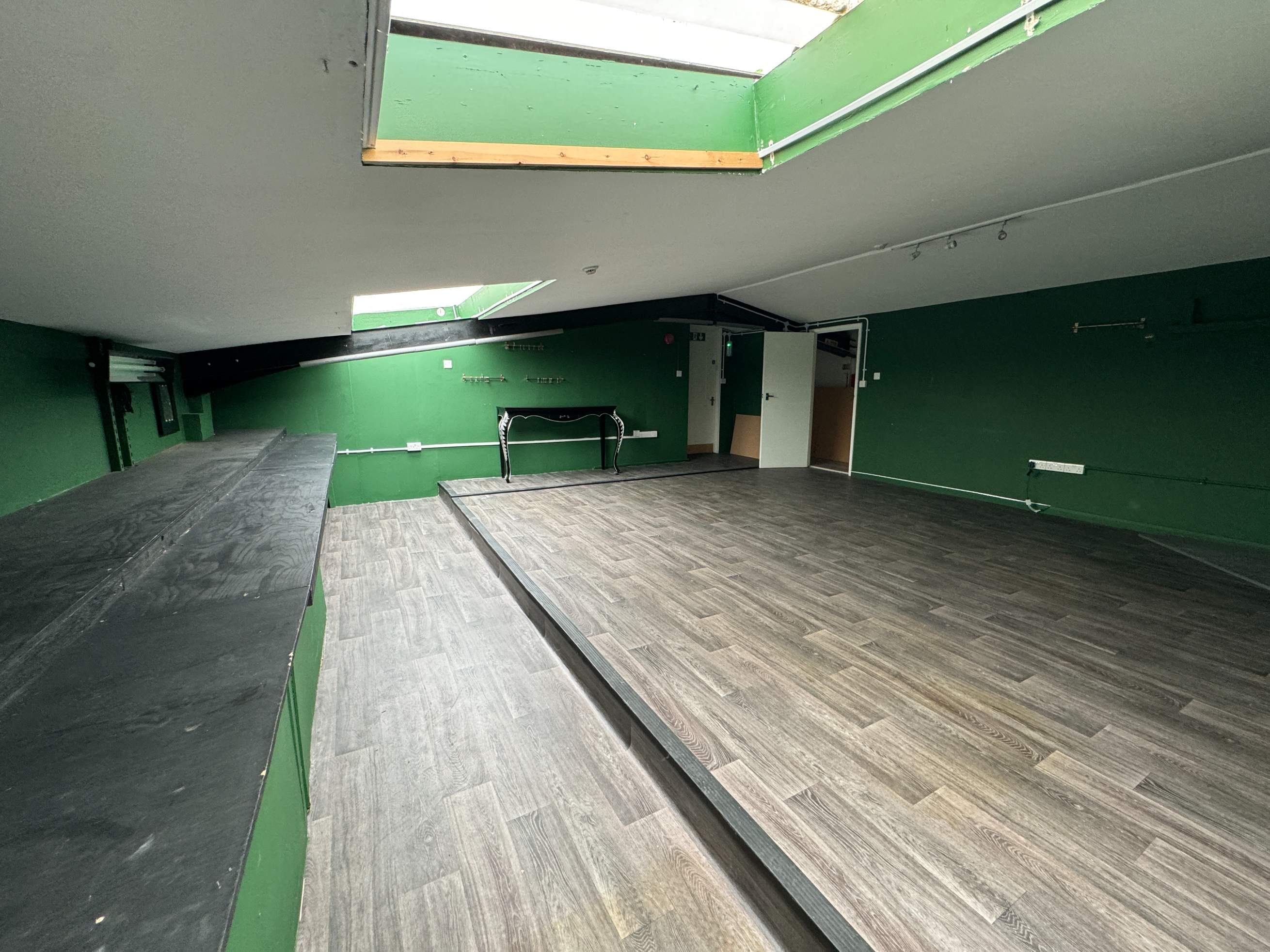 Book Autumn Studios on Conveenie—25-person hall in Hackney Wick’s creative district with skylight ambience.