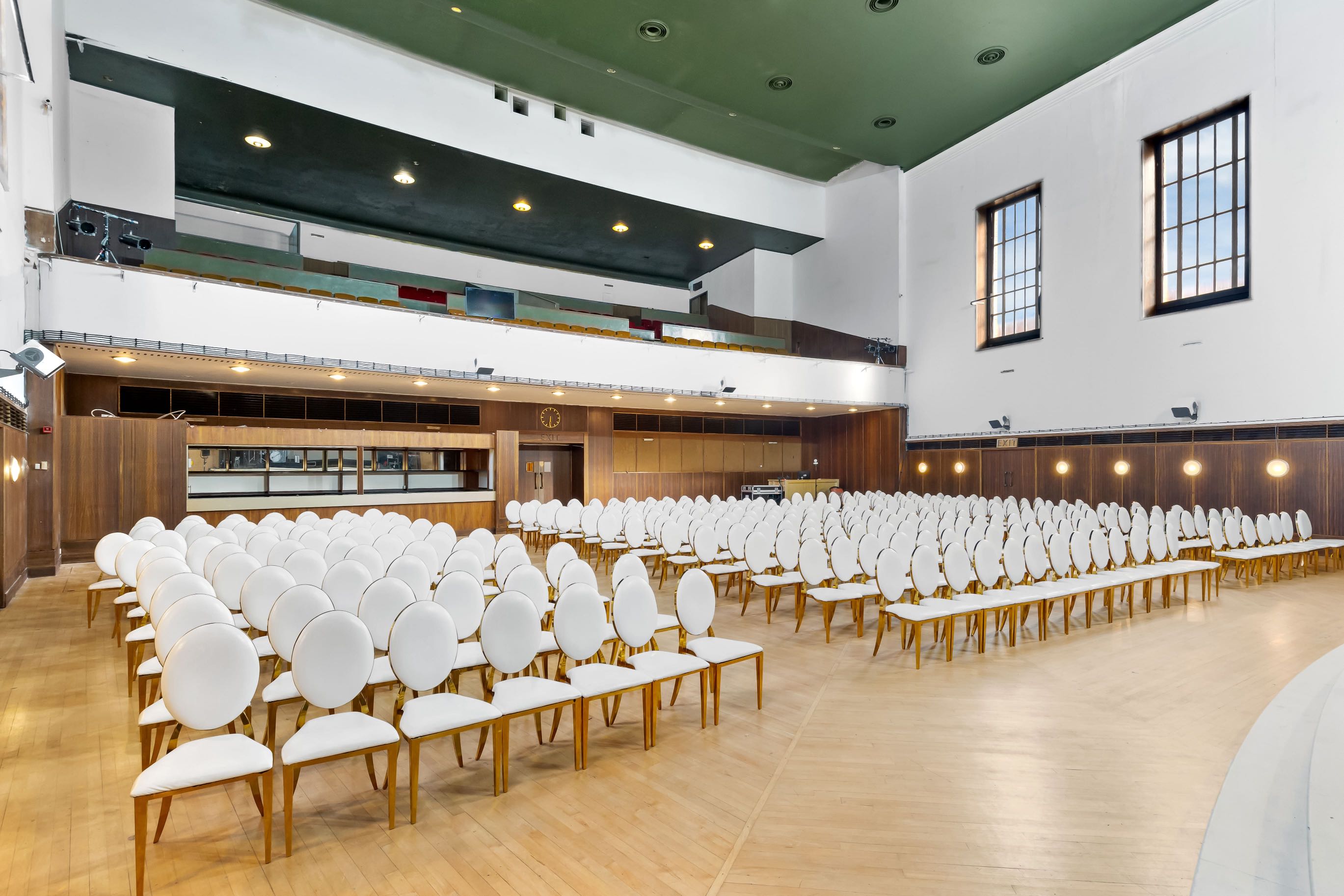 Borough hall with flexible seating and lighting, minutes from Greenwich Market — listed on Conveenie.